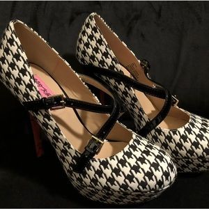 Betsey Johnson Houndstooth Vitas Pumps Size 9
